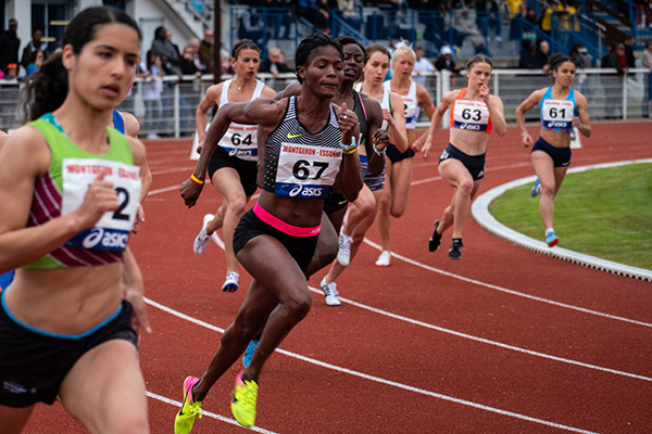 6 female sprinter competing on track use hypnotherapy to improve performance